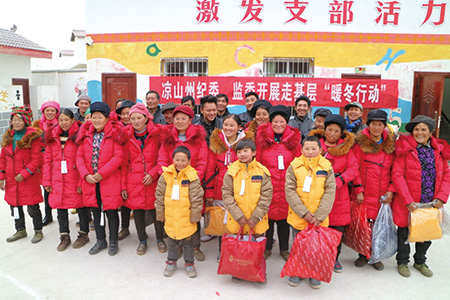 贫困村民穿上了菠菜担保网羽绒服